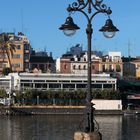 farola de fundición en ribera del río