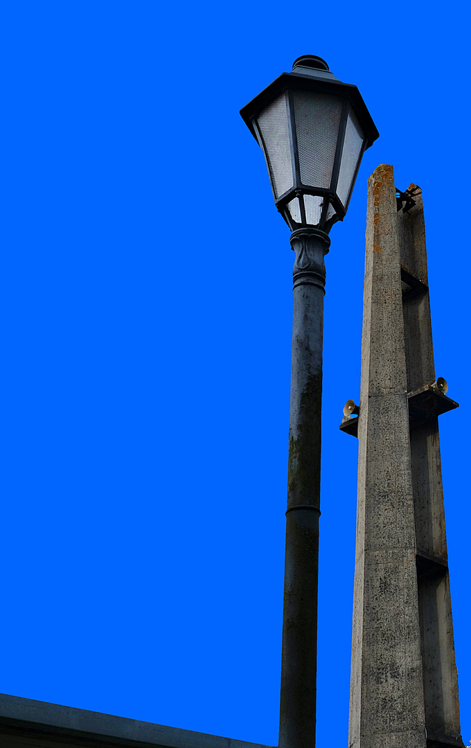 Farola y campanario