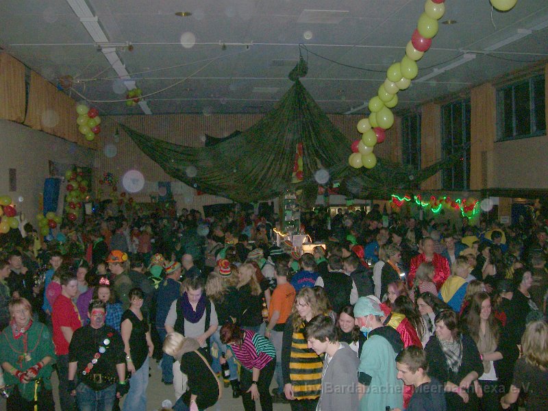 Fasching in Turnhalle - behandelt