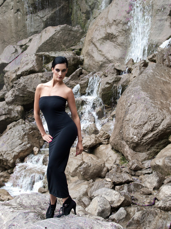 Fashion in einem Wasserfall