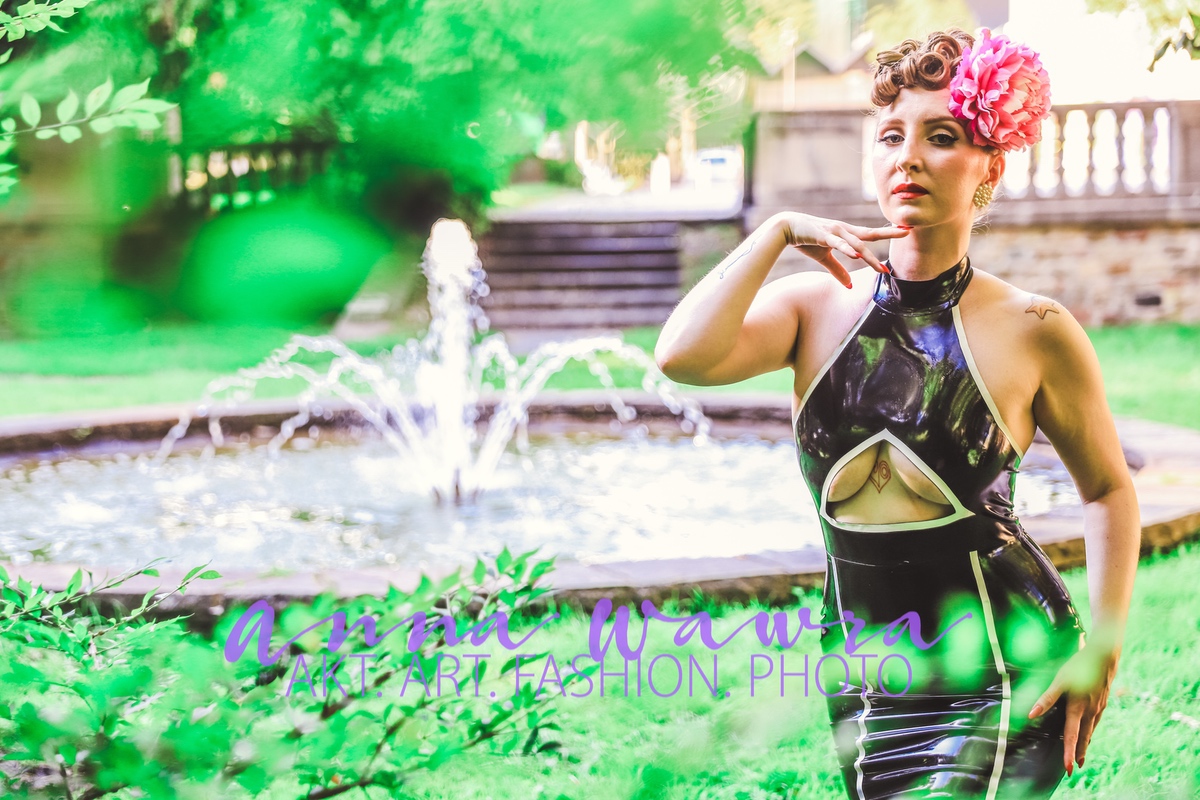 FASHION-SHOOTING IM LATEX-LOOK IN DER NATUR