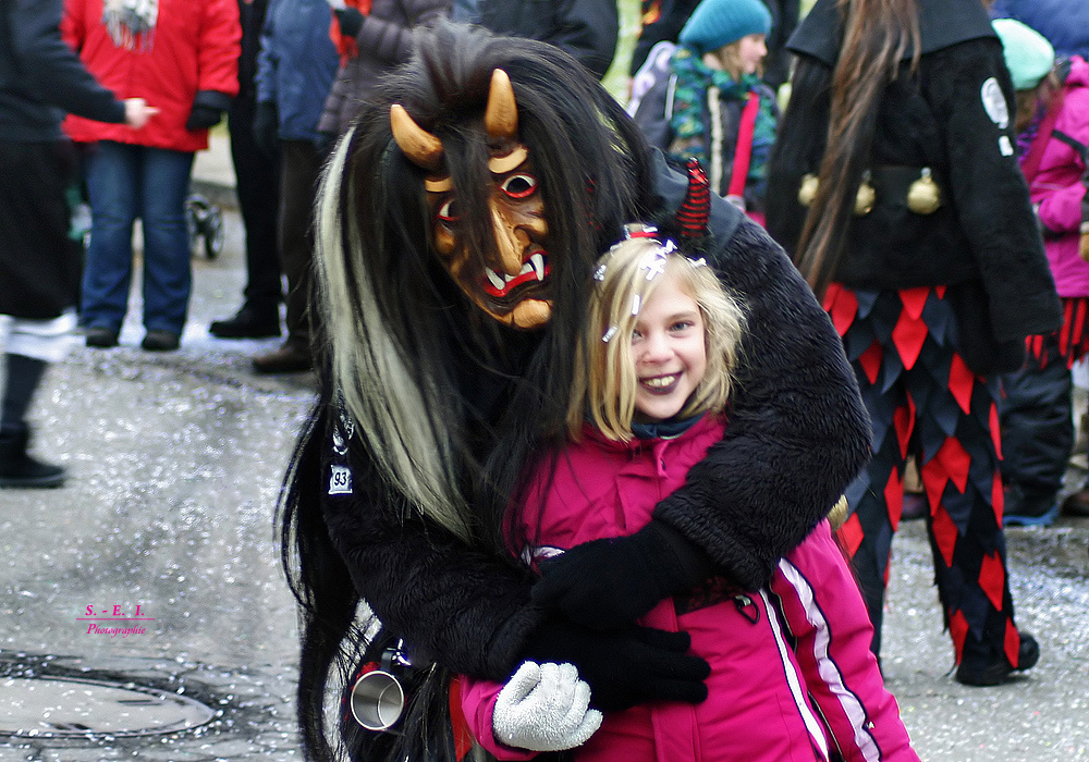 "Fasnet Oberstadion Teufel schnappt sich Teufelchen"