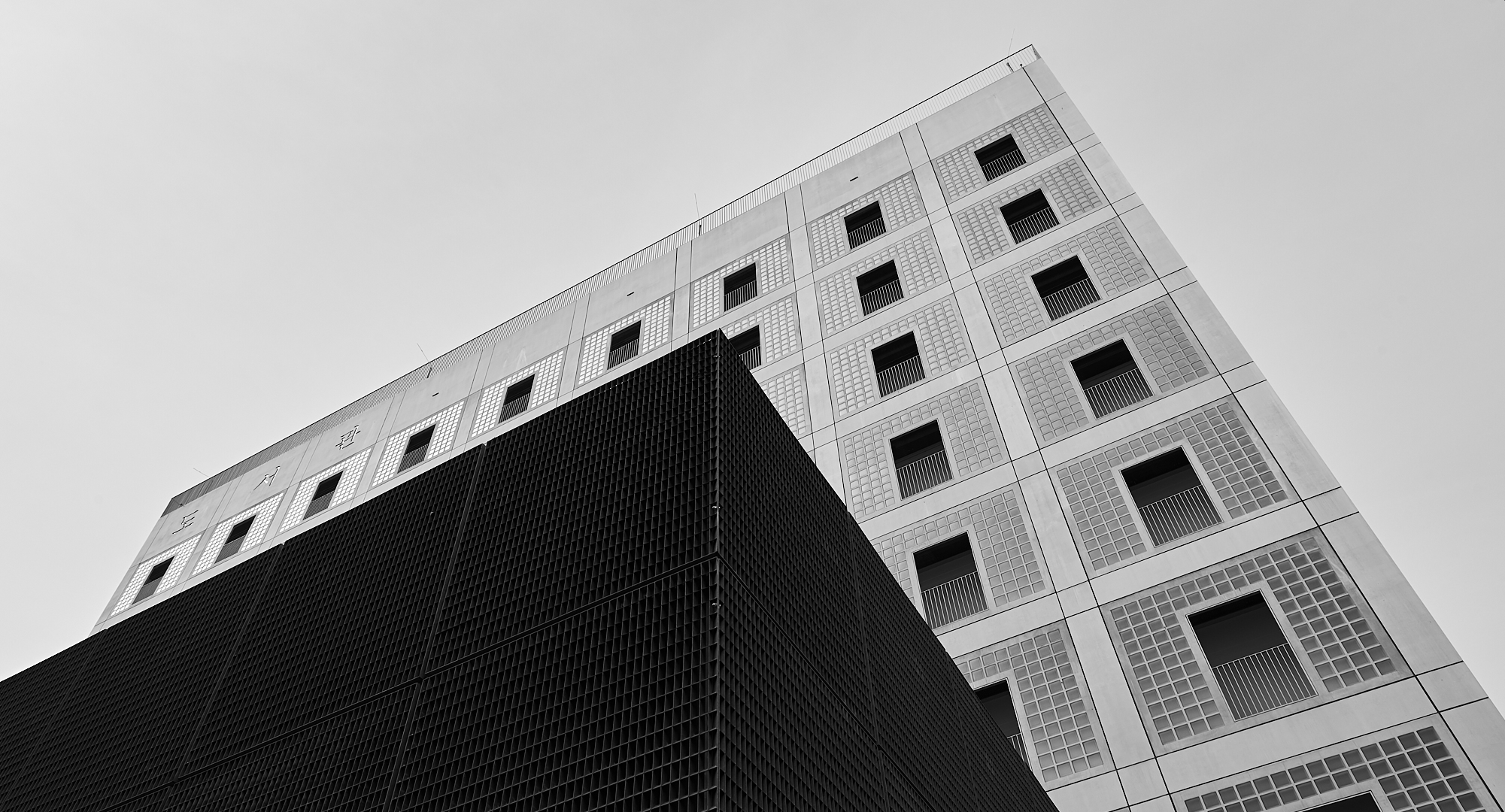  Fassade der Bildungsanstalt (Stadtbibliothek) in Stuttgart.