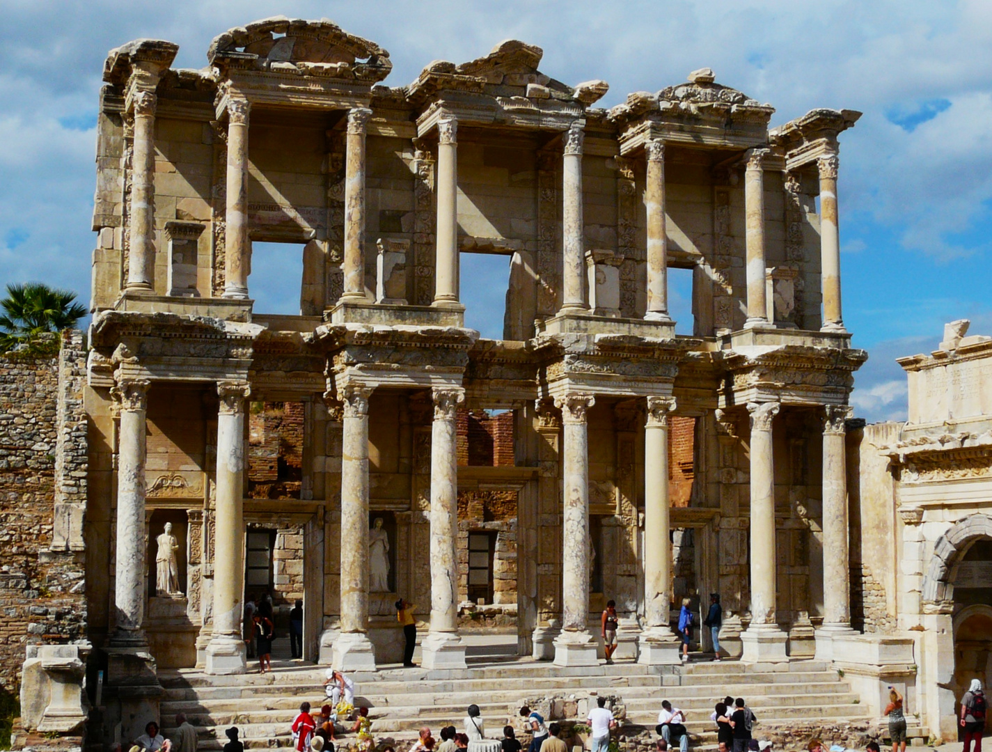 Fassade der Celsus Bibliothek
