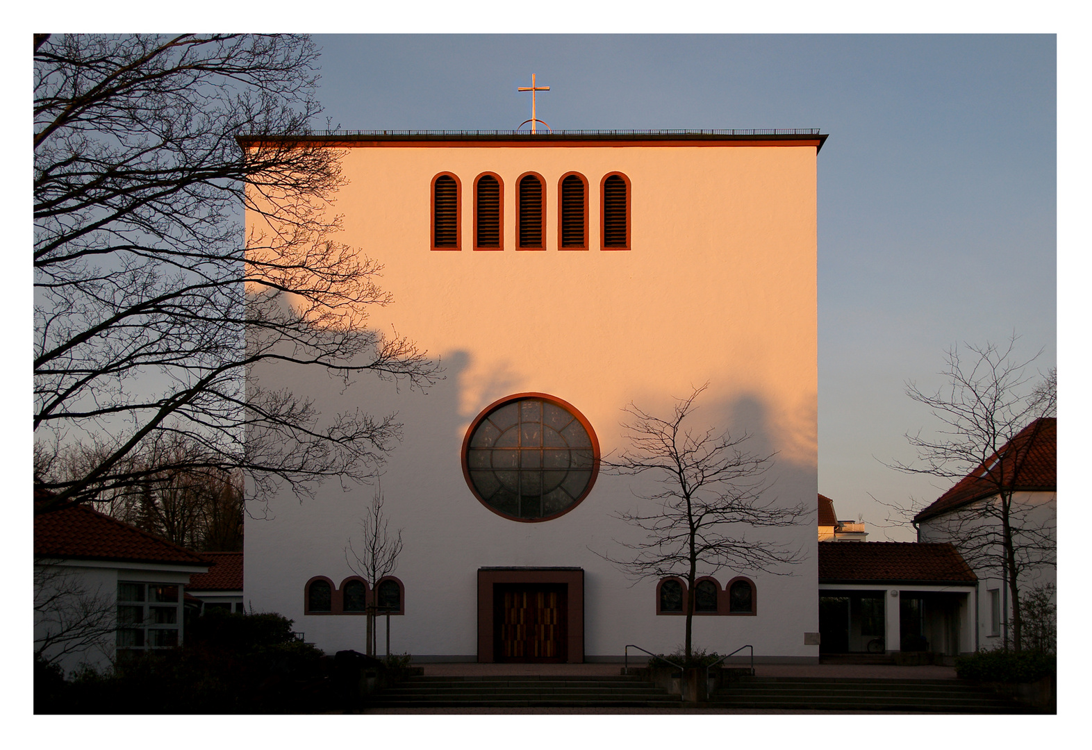 Fassade der katholischen Kirche am Schubertplatz