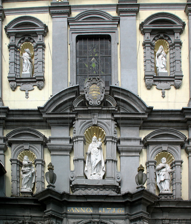 Fassade der Kirche Maria vom Frieden