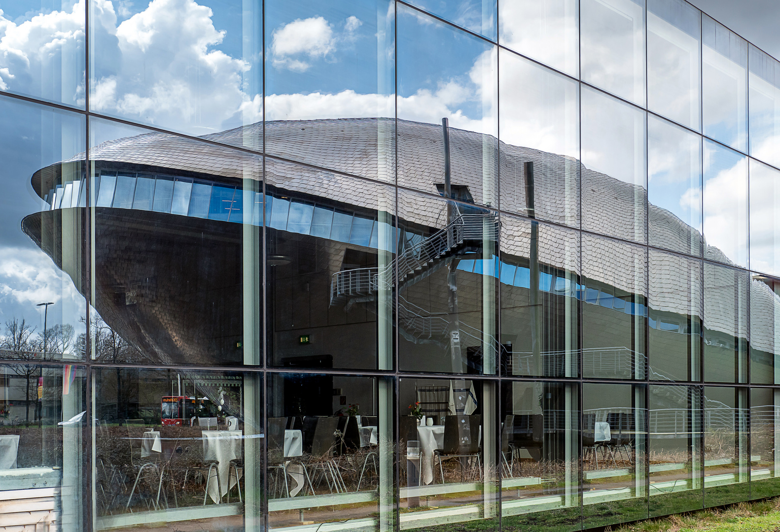 Fassade des Atlantic-Hotels mit Spiegelung