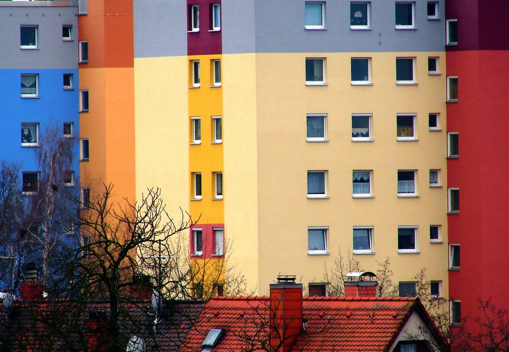 Fassade des Hochhauses in der Schöpfstraße, ganz nah herangezoomt....