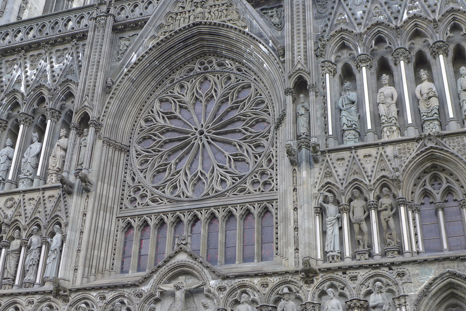 Fassade des Nidaros-Doms von Trondheim.