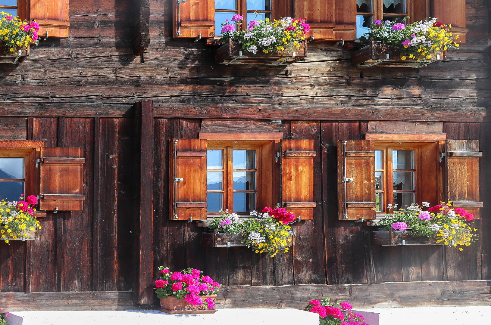 Fassade eines alten Bauernhauses im Montafon.