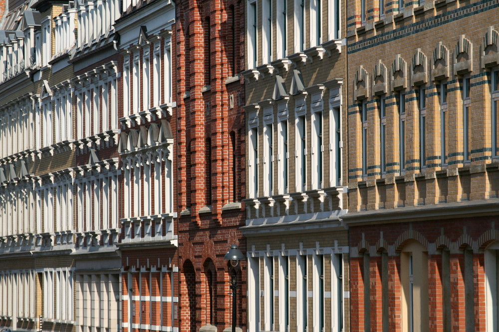 Fassade eines Straßenzugs aus der Gründerzeit