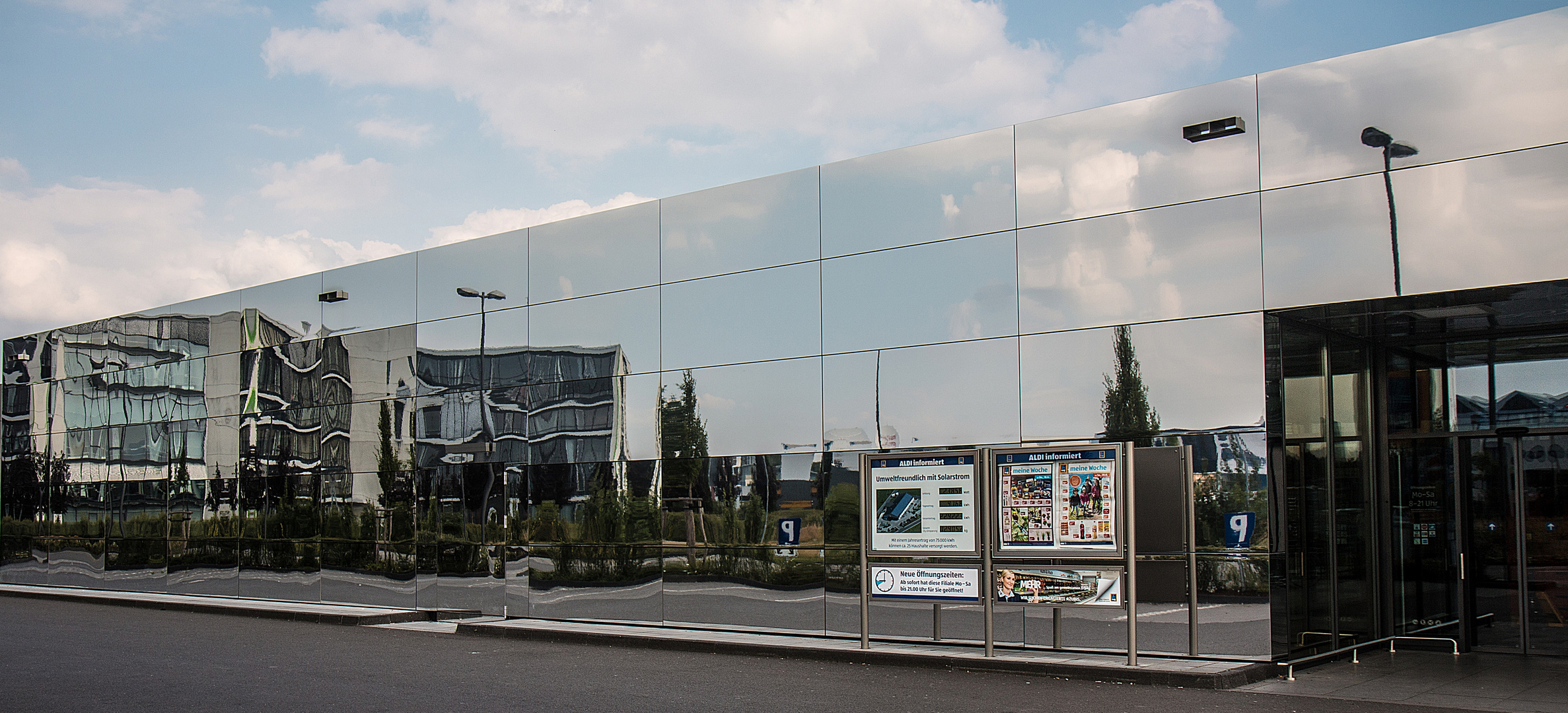 Fassade eines Supermarkts am Butzweilerhof in Köln