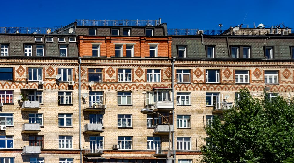 Fassade eines Wohnhauses in Moskau