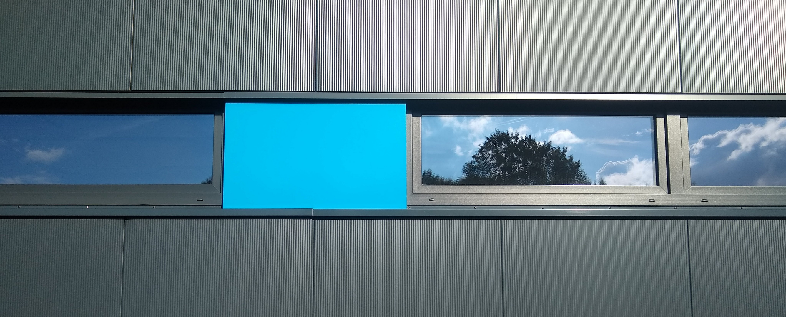 Fassade grau blau mit Spiegelung
