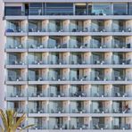 Fassade, Hotel mit Palme, Cala Ratjada, Spanien