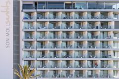 Fassade, Hotel mit Palme, Cala Ratjada, Spanien