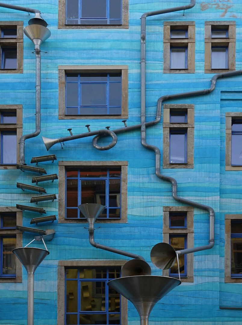 Fassade in blau mit Regenrückgewinnung.