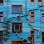 Fassade in blau mit Regenrückgewinnung.