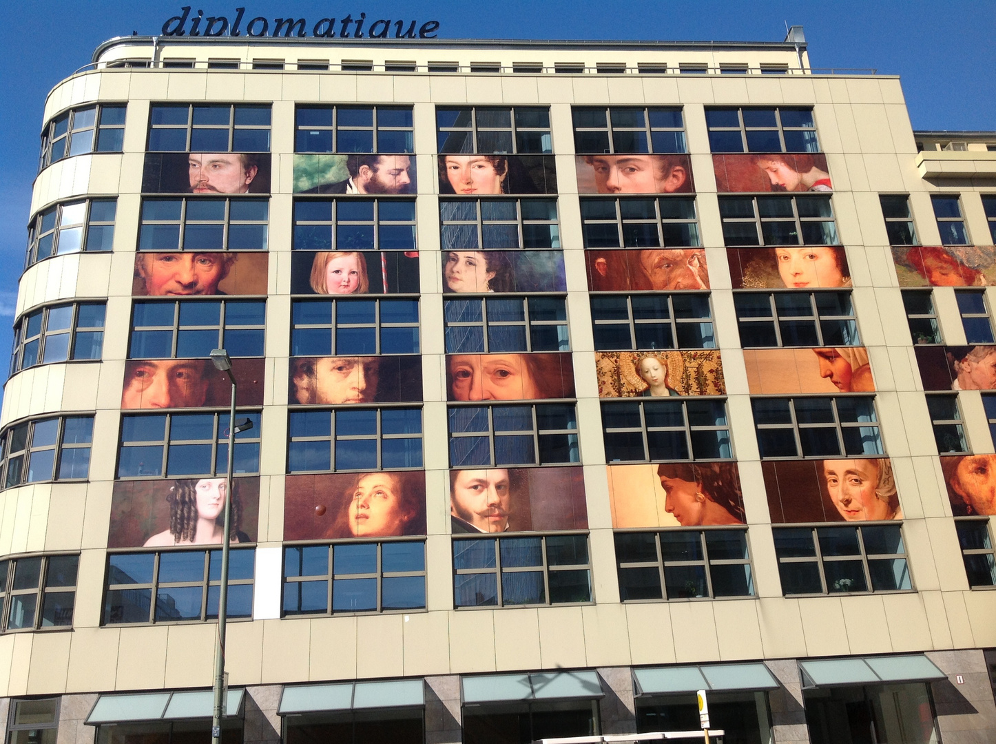 fassade in der rudi- dutschke- strasse in berlin-kreuzberg