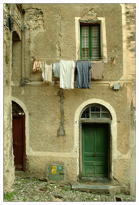 Fassade in Triora (Ligurien)