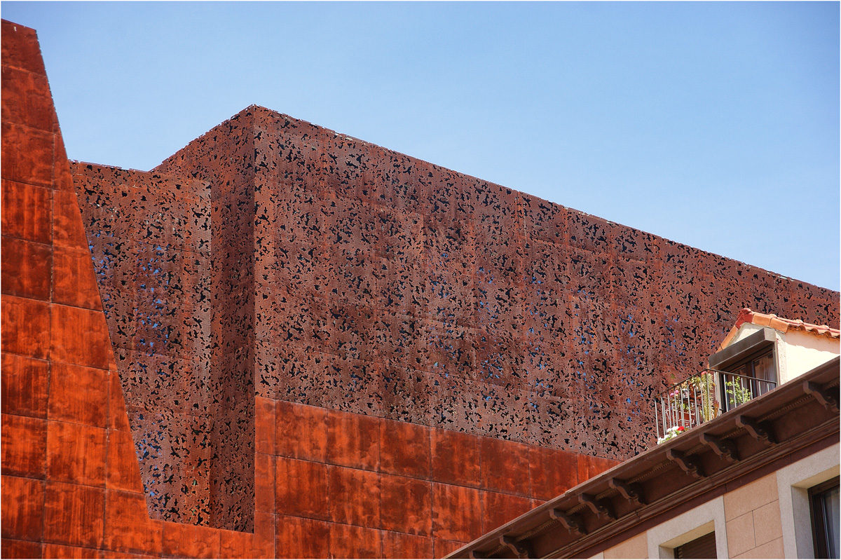 Fassade "La Caixa Forum" – das neue Kunstzentrum Madrids. Architekten: Herzog & de Meuron