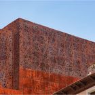 Fassade "La Caixa Forum" – das neue Kunstzentrum Madrids. Architekten: Herzog & de Meuron