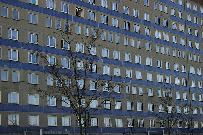 Fassade mit blauen Streifen