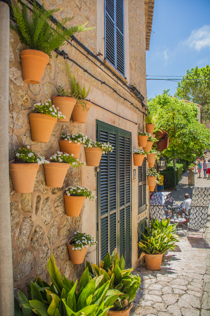 Fassade mit Blumenkübeln auf Mallorca