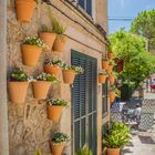 Fassade mit Blumenkübeln auf Mallorca