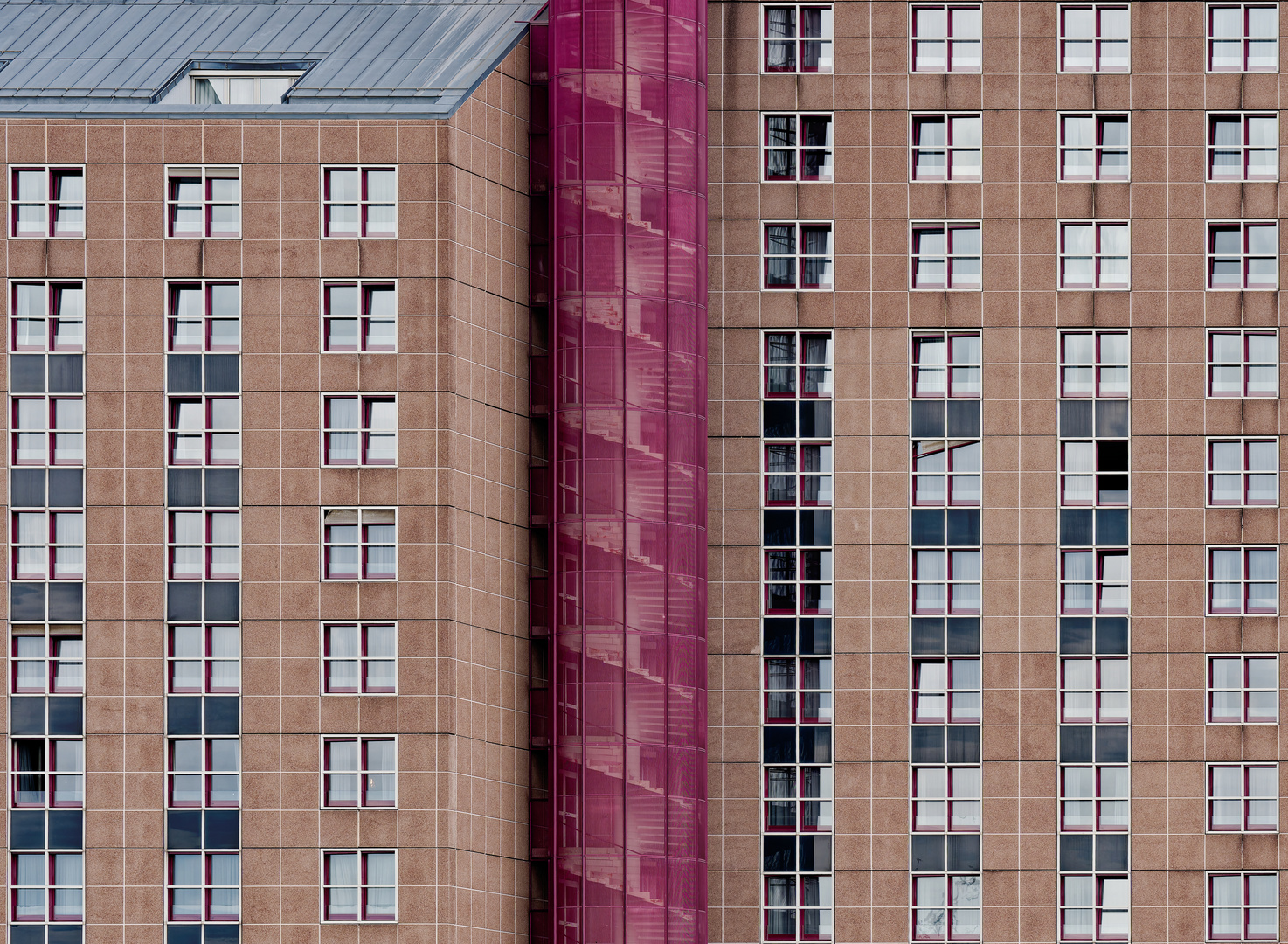 Fassade mit Fenster und Notausgang