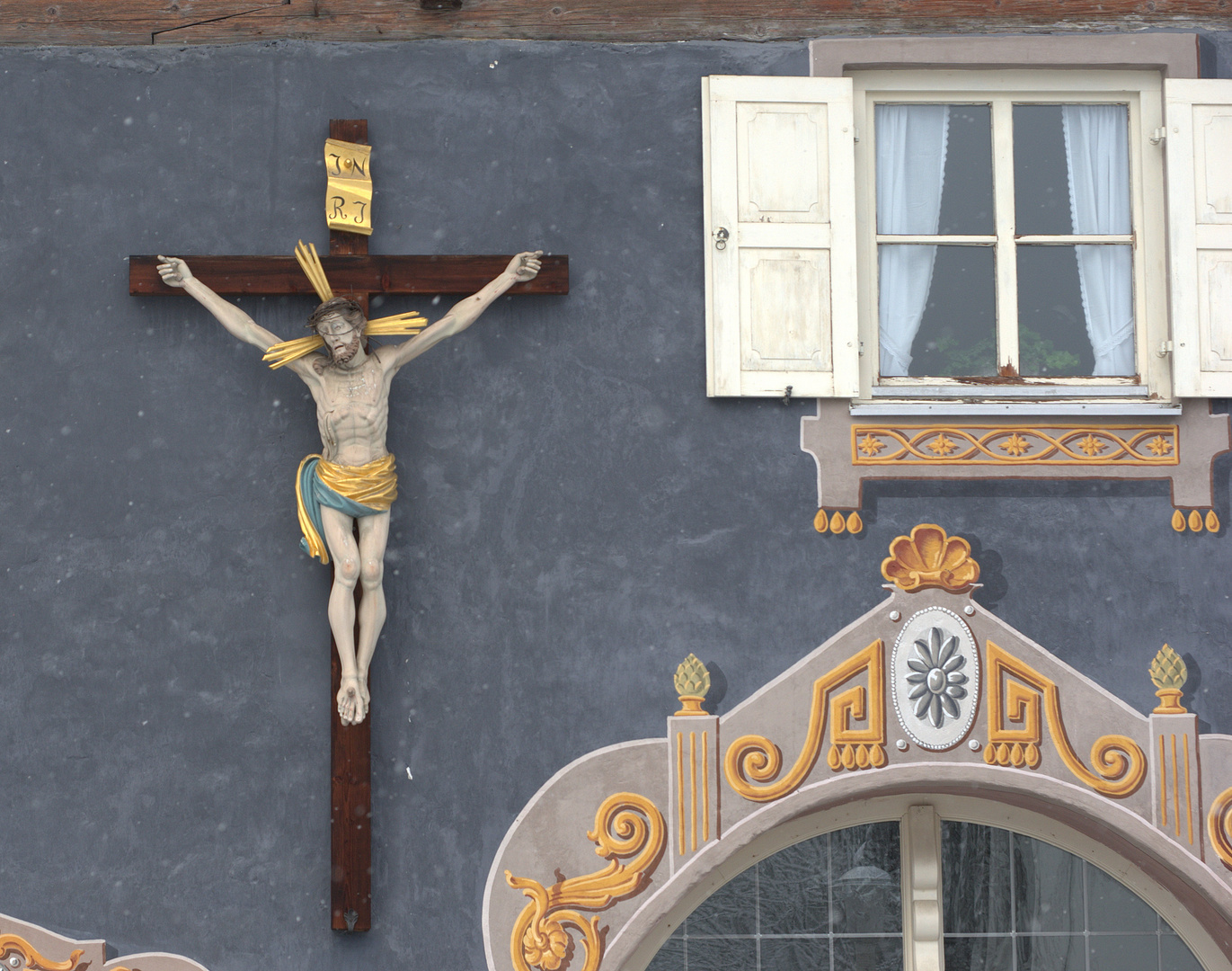 Fassade mit Kreuz