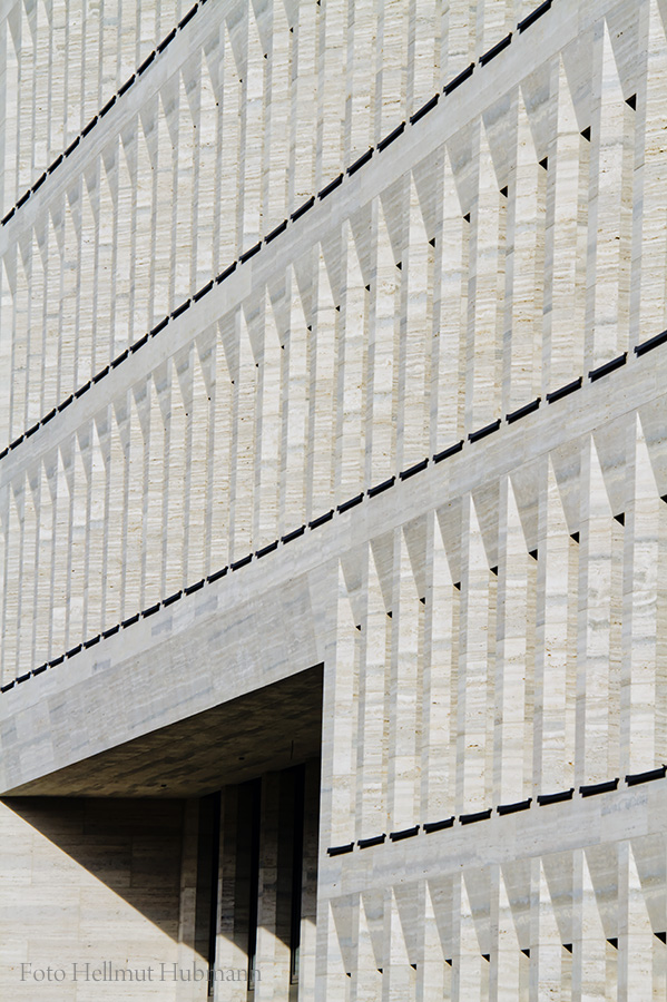 FASSADE MIT LICHT IM RÜCKEN