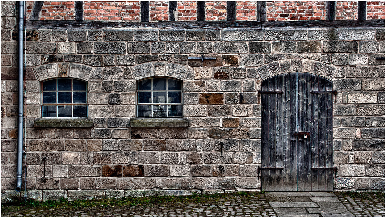 Fassade mit Regenabflussrohr