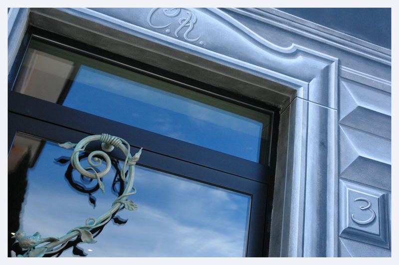 Fassade mit Wolkenhimmel