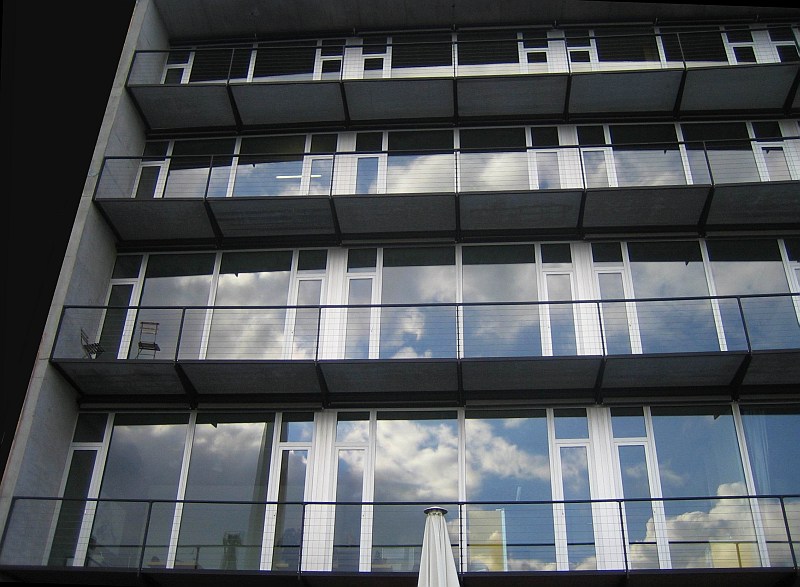 Fassade mit Wolkenspiegelung