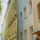 Fassaden an zeitgenössischen Mehrfamilienhäusern ohne Schnörkel