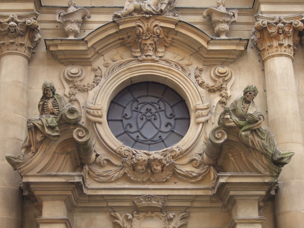 Fassaden-Detail des Klosterportals der Franziskanerkirche (Würzburg)