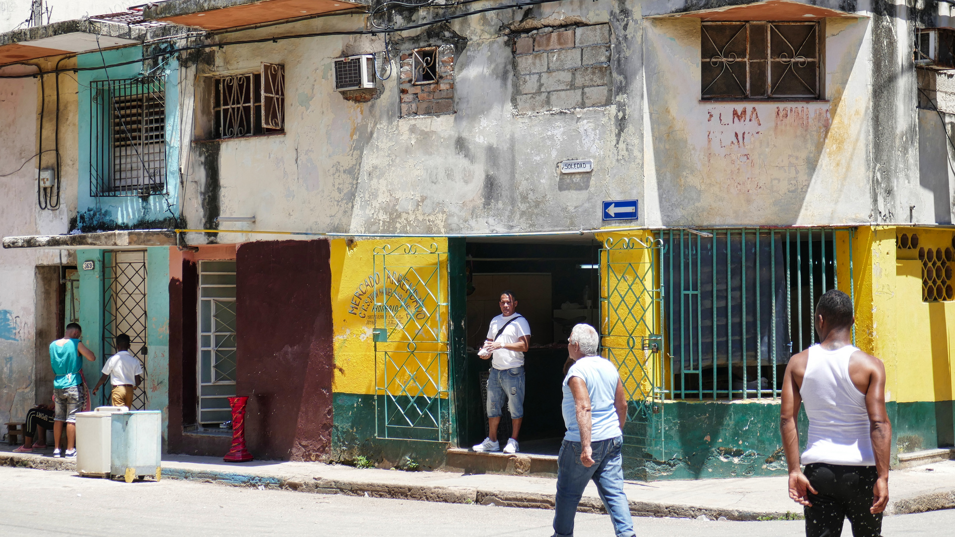 Fassaden und Menschen in Havanna, Kuba