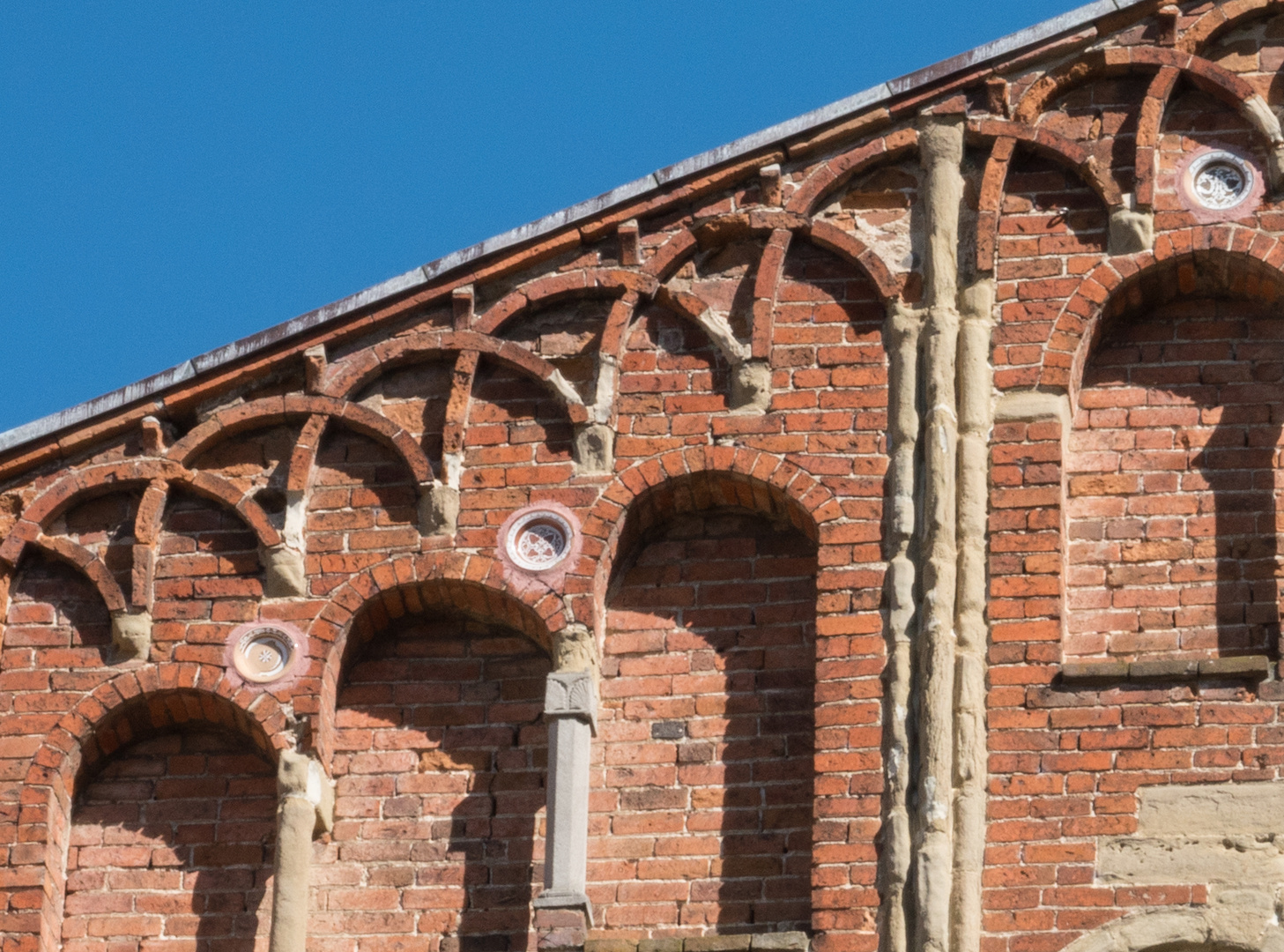 Fassadendetail romanischer Basilika