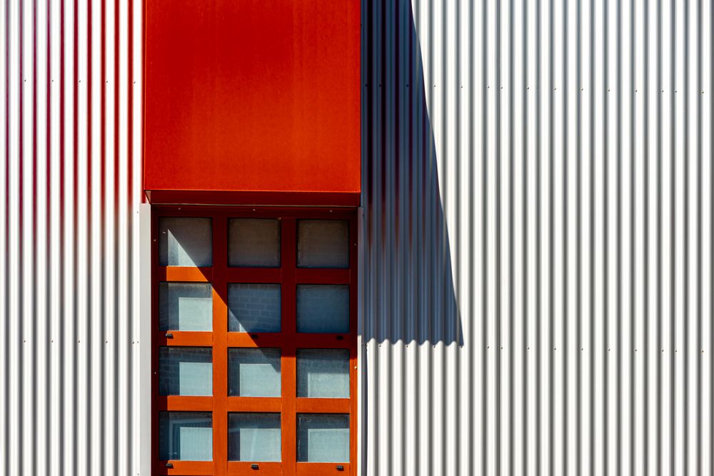 Fassadengrafik | rotes Fenster