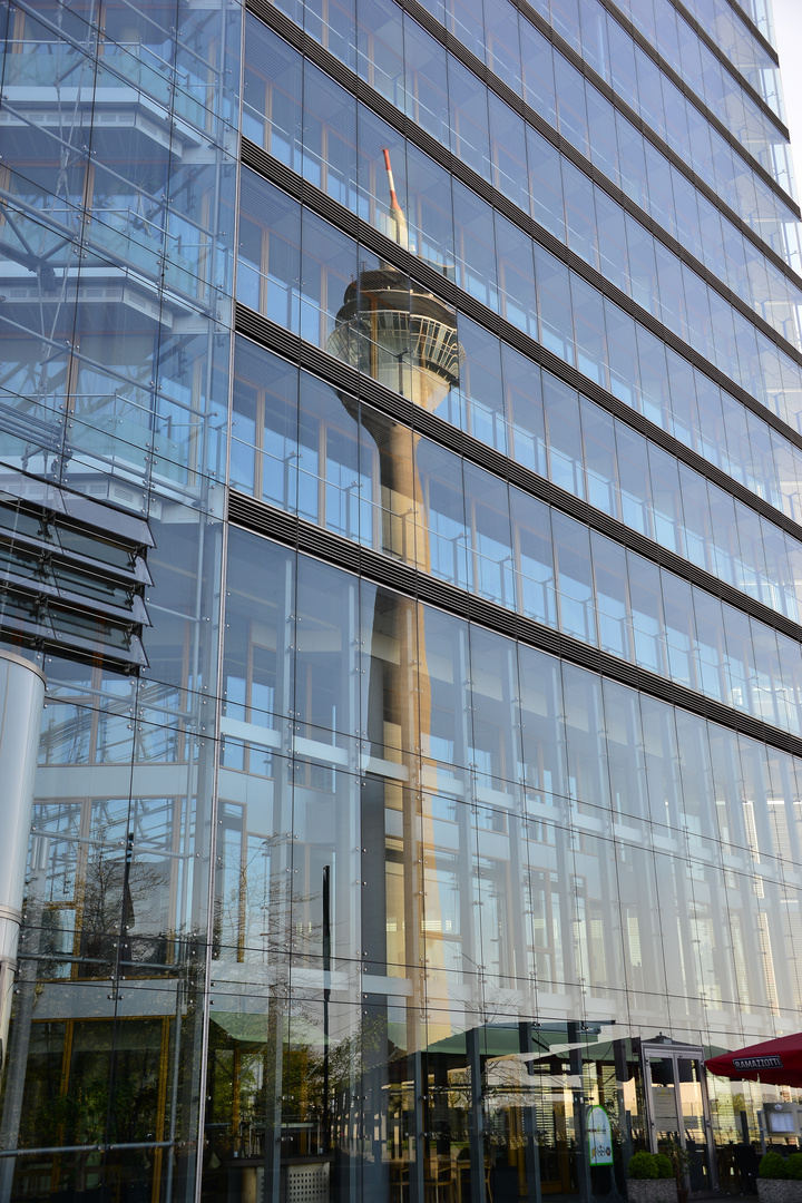 Fassadenspiegelung im Stadttor Düsseldorf