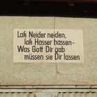 Fassadenspruch (1) ...