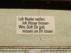 Fassadenspruch (1) ...