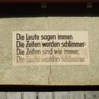 Fassadenspruch (2) ...