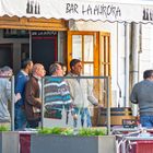 Fassungslose Männerrunde vor der Bar