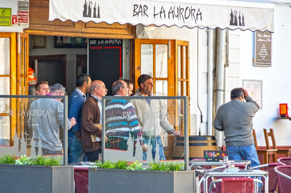 Fassungslose Männerrunde vor der Bar