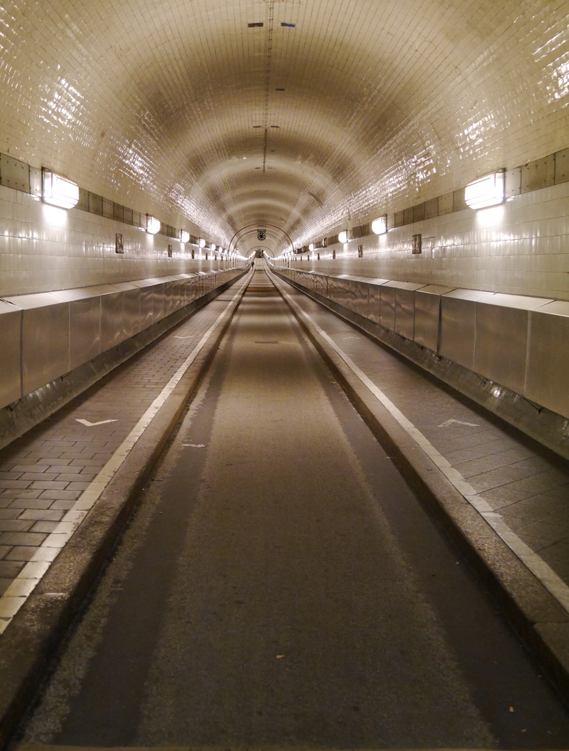 (Fast) allein im Alten Elbtunnel