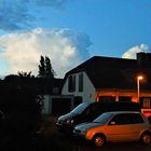 - fast dunkel bei lichtem Himmel ...