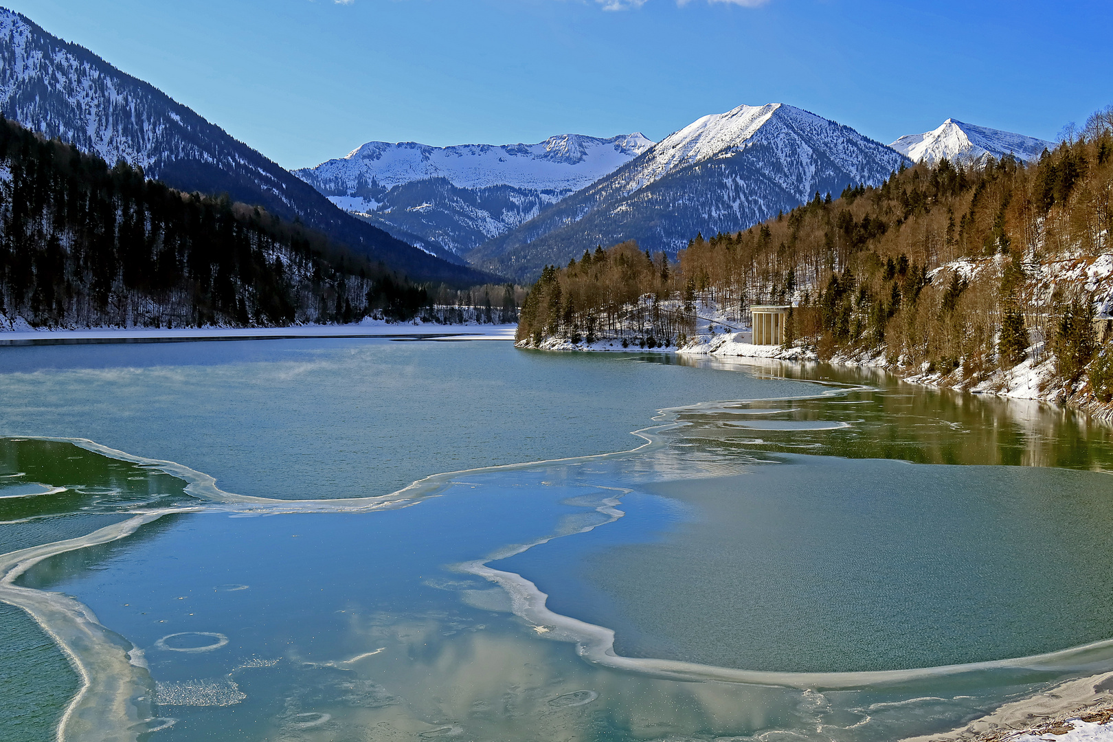 Fast eisfreier Sylvenstein-Stausee