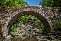 Fast jeder Koreaner kennt die Steinbrücke die zum Seonamsa Tempel Führt.